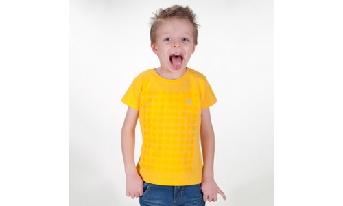 Žlté detské tričko pokryté guličkami zo suchého zipsu
